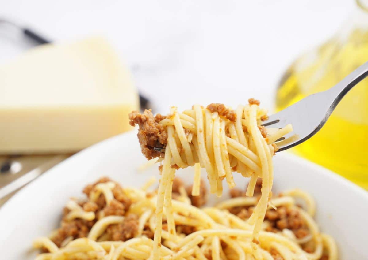 Spaghetti al ragu on a fork